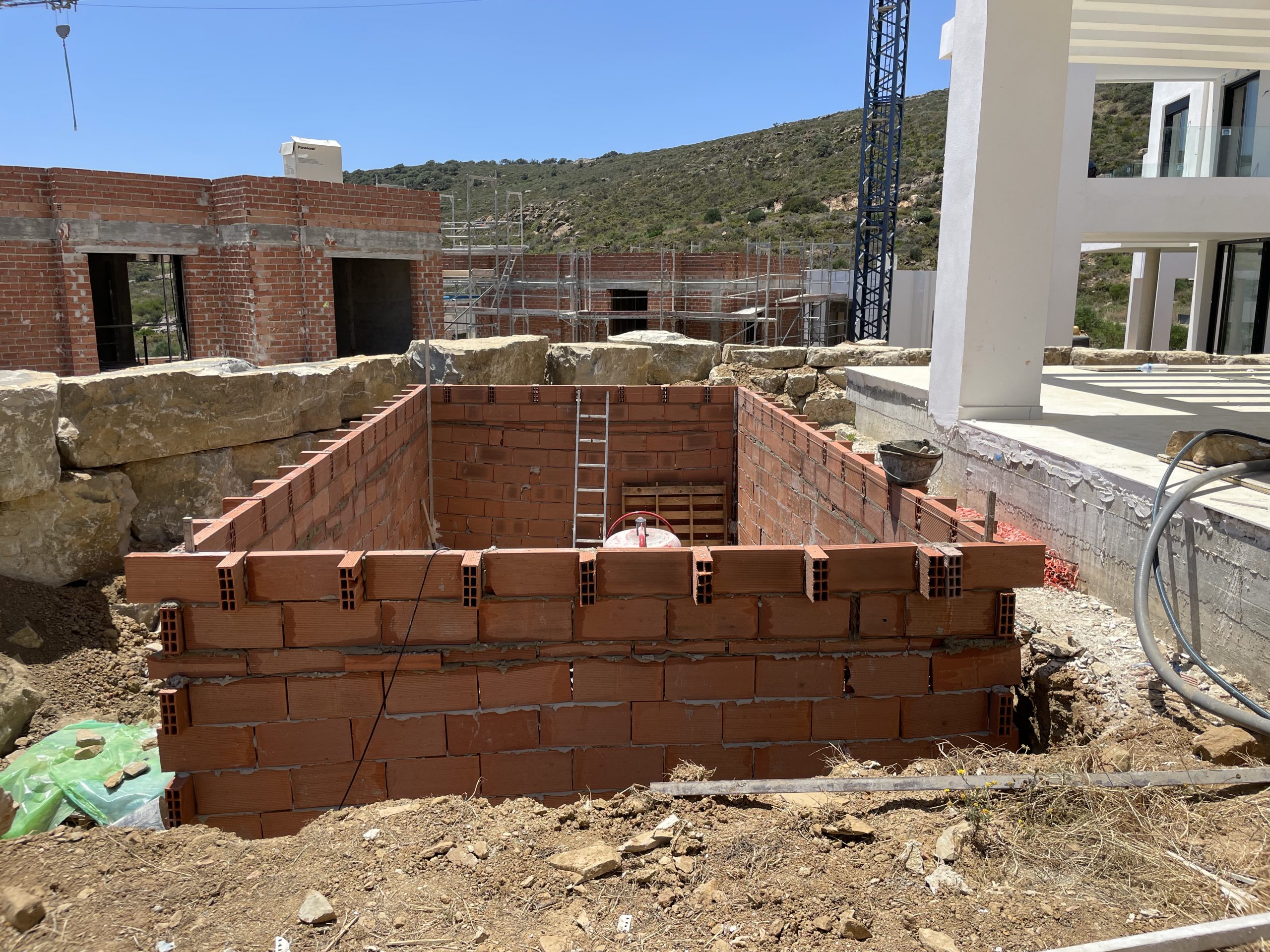 Construccion de piscina en urbanizacion nueva (1)