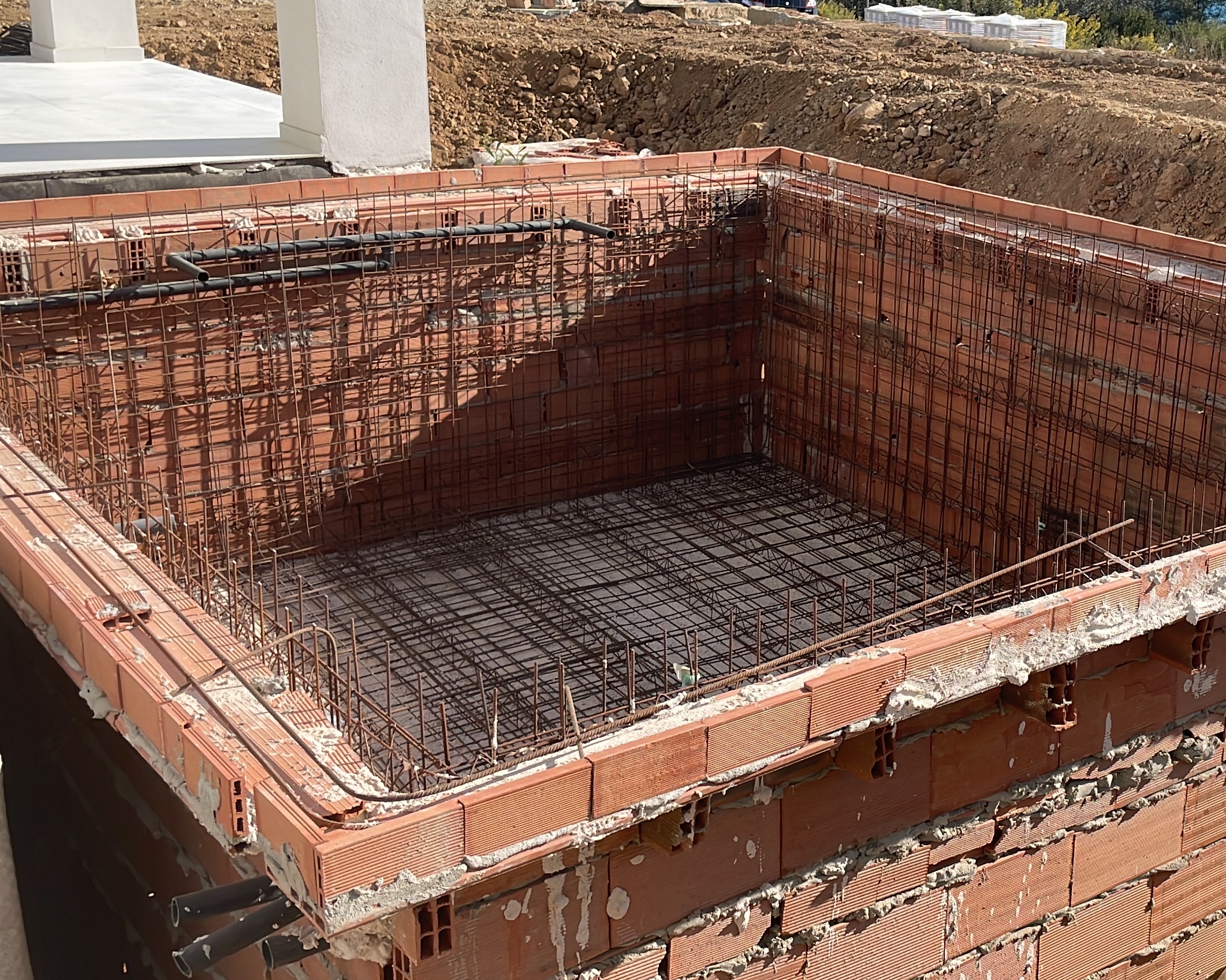 Construccion de piscina en urbanizacion nueva (4)